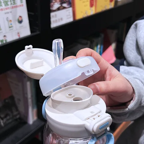 Kinder Süße Cartoon Tritan Kunststoff Strohhalm Wasserbecher Tragbare Auslaufsichere Trinkflasche Für Schüler Schule