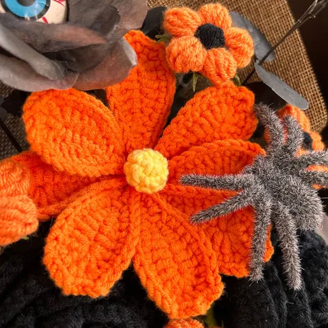 Bouquet de Fleurs Artificielles d'Halloween au Crochet Fait Main Faux Fleurs en Fil de Laine avec Araignée pour Cadeau de Décoration de Fête