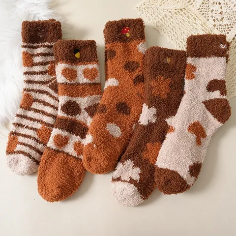 Damen Korallenvlies Socken Dicke Warme Winterschlafsocken Süße Stickerei Crew Socken Weiche Flauschige Gestreifte Herz Socken