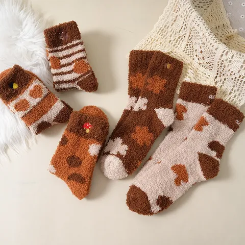 Damen Korallenvlies Socken Dicke Warme Winterschlafsocken Süße Stickerei Crew Socken Weiche Flauschige Gestreifte Herz Socken
