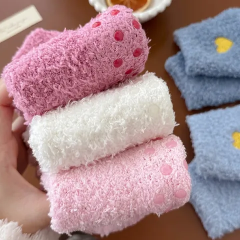Damen Korallenfleece Bodensocken Herzstickerei Rutschfeste Noppen Winter Warm Dick Flauschig Handtuchsocken Indoor Zuhause