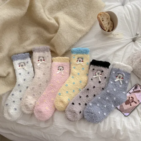 Damen Süße Cartoon Katze Bär Korallenvlies Schlafsocken Verdickt Warm Winter Punktmuster Wadenhoch Innenboden Socken Mit Schleife