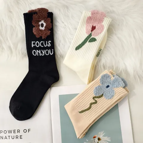 Women's Retro Floral Jacquard Cable Knit Crew Socks Thickened Winter Cotton Mid Tube Socks Casual Floral Patterned Hosiery