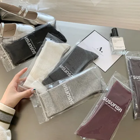 Damen Japanische Slouch Socken Gerippte Wadenlange Socken Nahtlose Baumwolle Einfarbig Ankara Rot Minimalistische Socken