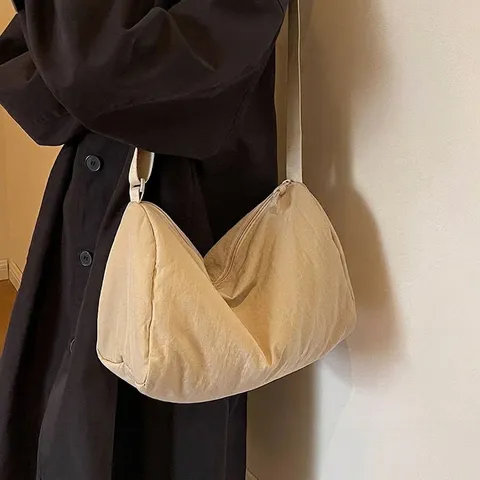 Sac Oreiller en Nylon Grande Capacité pour Femmes Sac à Épaule Bandoulière Décontracté Couleur Unie Avec Large Bandoulière Réglable Sac à Main de Voyage Polyvalent