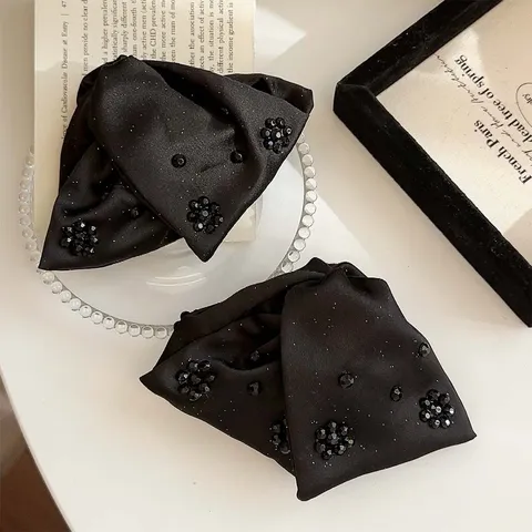 Pince à Cheveux Triangle en Tissu Style Hepburn Vintage Nœud en Satin Élégant Strass Accessoires de Cheveux pour Femmes