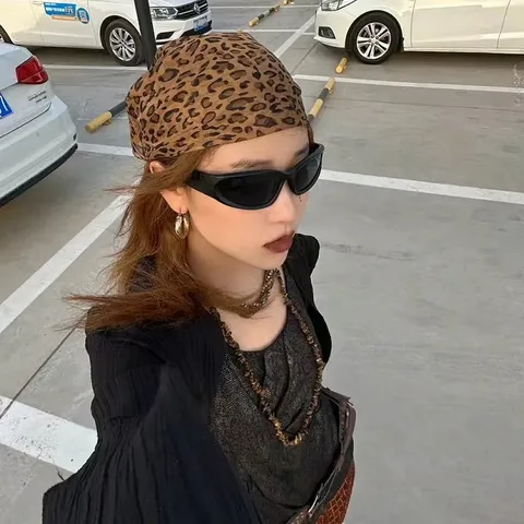 Foulard a Triangolo con Stampa Leopardata da Donna Tessuto Satinato Stile Hip Hop Hot Girl Fascia per Capelli Bandana Retrò Versatile