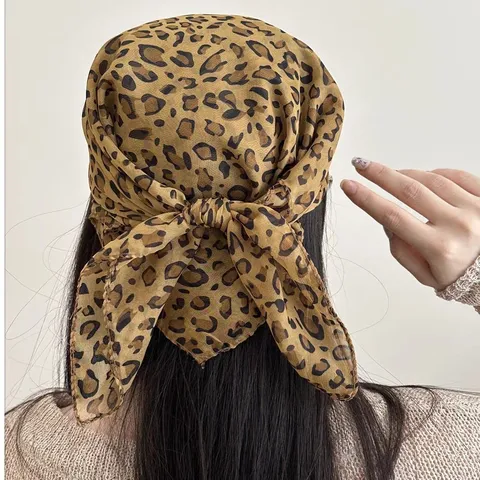 Foulard a Triangolo con Stampa Leopardata da Donna Tessuto Satinato Stile Hip Hop Hot Girl Fascia per Capelli Bandana Retrò Versatile