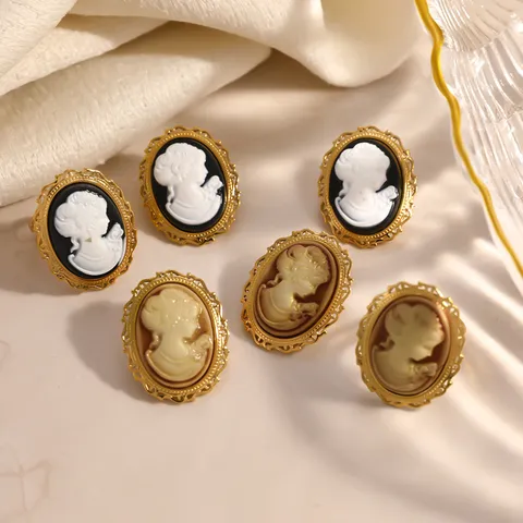 Set di Orecchini e Anello con Rilievo Ritratto Cameo in Acciaio Inossidabile Vintage Placcato Oro 18K Gioielli Donna in Resina