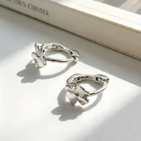Pendientes Huggie de Trébol de Cuatro Hojas de Plata de Ley 925 para Mujer Bañados en Oro Plata Hebilla de Hueso de Oreja Pequeños Pendientes de Aro Joyería
