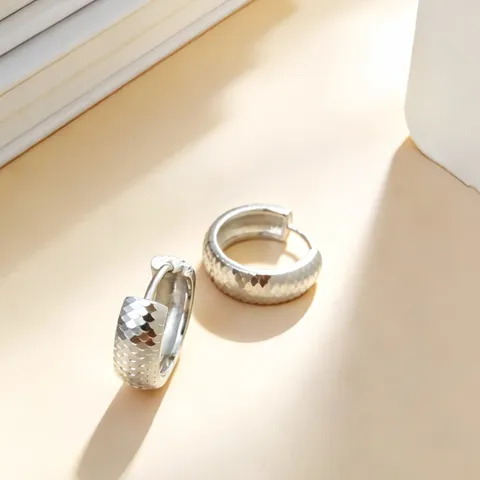 Pendientes de Aro Huggie de Plata de Ley S925 para Mujer Textura de Escamas de Pescado Tallada Joyería Minimalista