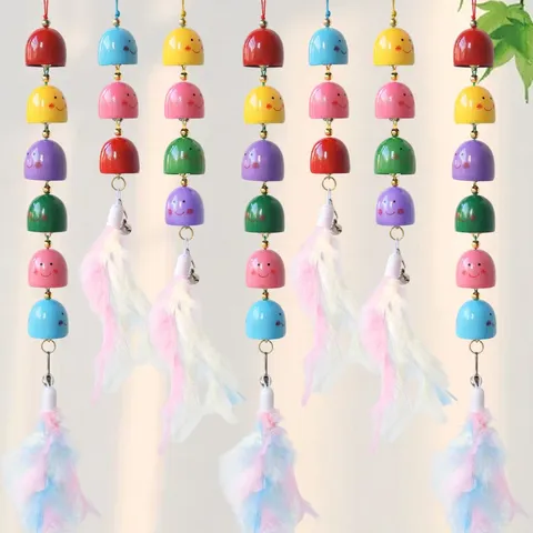 Campana de Viento de Metal con Cara Sonriente Colgante Colgante de Varias Capas Adorno de Pluma Decoración para el Hogar