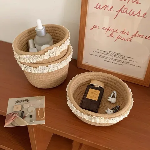 Cesta de Almacenamiento Tejida de Algodón Minimalista Caja de Almacenamiento de Cosméticos de Escritorio con Borde de Encaje Blanco Organizador