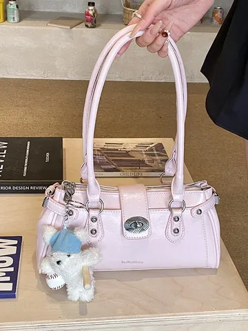 Vintage PU-Leder Achseltasche für Damen Sommer Schloss Schnalle Baguette Tasche Mit Bären Anhänger Pendler Umhängetasche