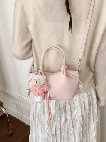 Damen Plissee PU Leder Eimertasche Kleine Cloud Umhängetasche Mit Plüschbär Anhänger Minimalistische Pendler Schultertasche