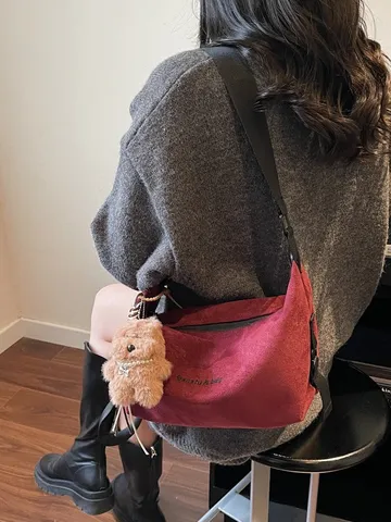 Sac à Épaule en Cuir PU Givré Vintage pour Femmes Sac Décontracté de Forme de Ravioli Avec Pendentif Ours Sac Bandoulière Rétro