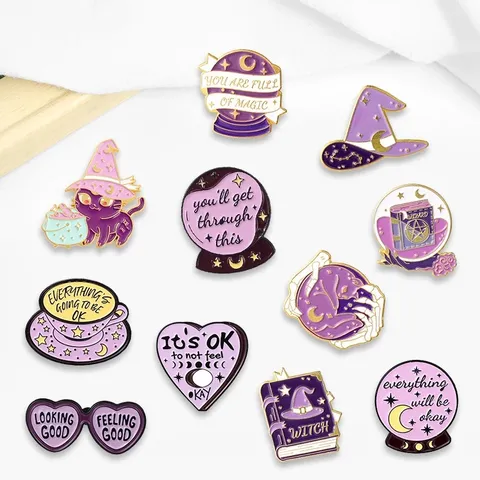 Magische Sternennacht Emaille Pins Set Lila Hexenhut Kristallkugel Zauberbuch Legierung Brosche Abzeichen Für Damen Schmuck Dekoration