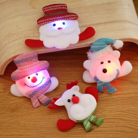 LED Leuchtende Weihnachts Brosche Pin Weihnachtsmann Schneemann Bär Rentier Cartoon Stoff Abzeichen Für Party Deko