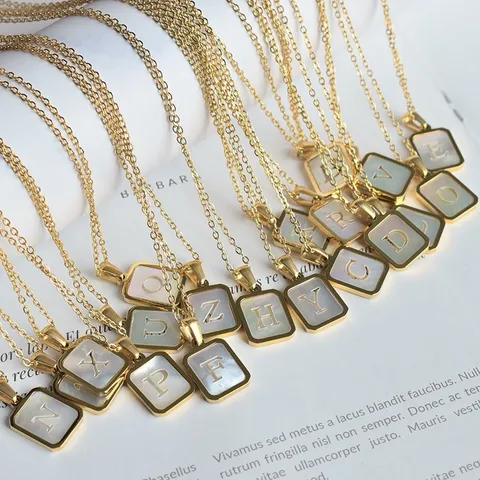 Damen Mode Edelstahl Initialen Buchstabe Anhänger Halskette Vergoldet Quadratische Muschel Alphabet Halskette Schmuck