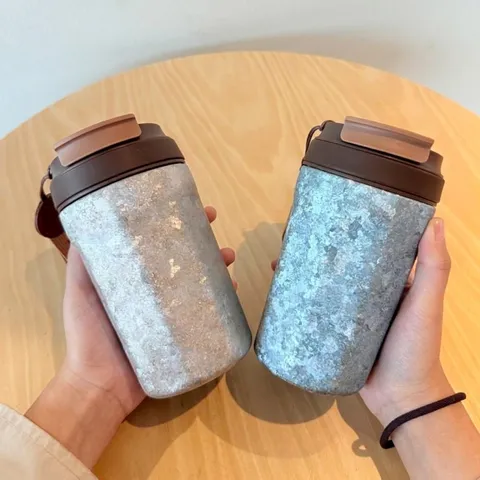 Reines Titan Isolierter Achteckiger Kaffeebecher Mit Doppeltrinkdeckel Tragbare Handschlaufe Mode Gehämmerte Textur Reise Wasserflasche Für Outdoor Büro