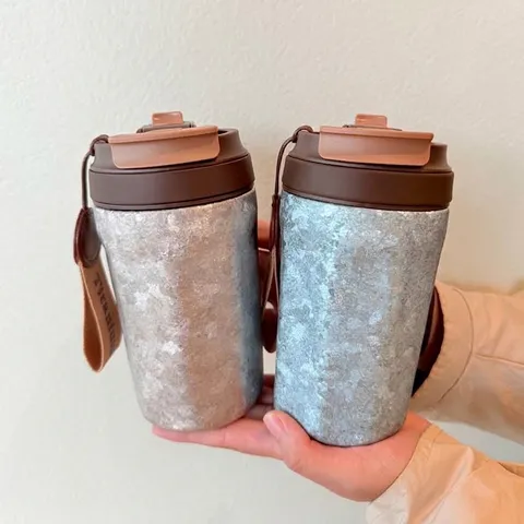 Reines Titan Isolierter Achteckiger Kaffeebecher Mit Doppeltrinkdeckel Tragbare Handschlaufe Mode Gehämmerte Textur Reise Wasserflasche Für Outdoor Büro