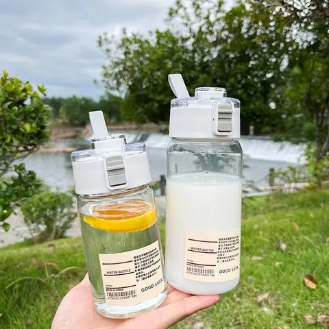 Minimalistische Tragbare Wasserflasche Hitzebeständiger Kunststoffbecher Mit Auslaufsicherem Deckel Und Gurt Ästhetische Mattierte Sportflasche Für Studenten Büro Draußen