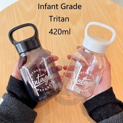 Tragbare Tritan Plastik Wasserflasche Mit Griff Modern Minimalistisch Buchstabendruck Trinkbecher Für Outdoor Büro Schule Studenten