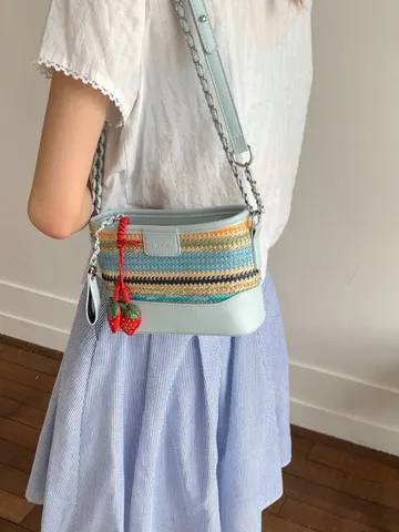 Sommer Stroh Geflochten PU Leder Patchwork Kleine Quadratische Umhängetasche Damen Strand Urlaub Schultertasche Erdbeere Anhänger