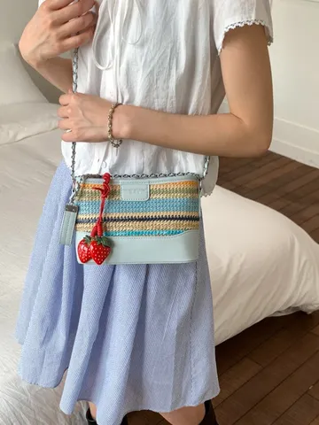 Sommer Stroh Geflochten PU Leder Patchwork Kleine Quadratische Umhängetasche Damen Strand Urlaub Schultertasche Erdbeere Anhänger