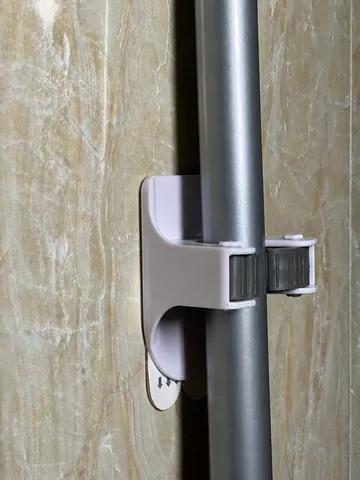 Porta Mocio Senza Foratura Staffa per Scopa a Muro Forte Gancio Adesivo Scaffale Portaoggetti in ABS per Cucina Bagno