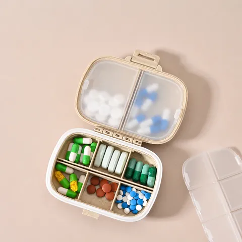 Draagbare Dubbellaagse Pillendoos 8 Roosters Kunststof Medicijn Opslag Organizer Mini Reizen Pillen Container Hoesje Voor Dagelijkse Vitaminen