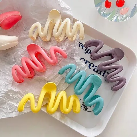 Wavy Hair Claw Clip For Women Large Matte Plastic Shark Hair Clip Korean Non-Slip Elegant Hair Grip For Thick Hair Styling Accessories