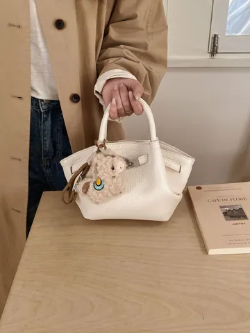 Damen Retro PU Leder Eimertasche Minimalistisch Lychee Muster Umhängetasche Handtasche Pendler Korbtasche Mit Plüsch Anhänger