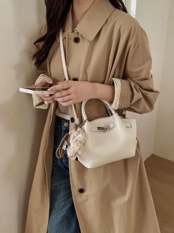 Damen Retro PU Leder Eimertasche Minimalistisch Lychee Muster Umhängetasche Handtasche Pendler Korbtasche Mit Plüsch Anhänger