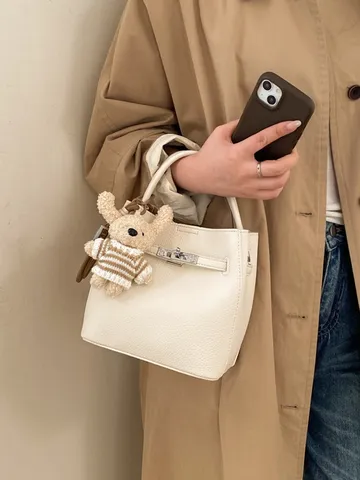 Damen Lychee Muster PU Leder Eimertasche Minimalistisch Einfarbig Pendler Umhängetasche Crossbody Handtasche Mit Bären Anhänger