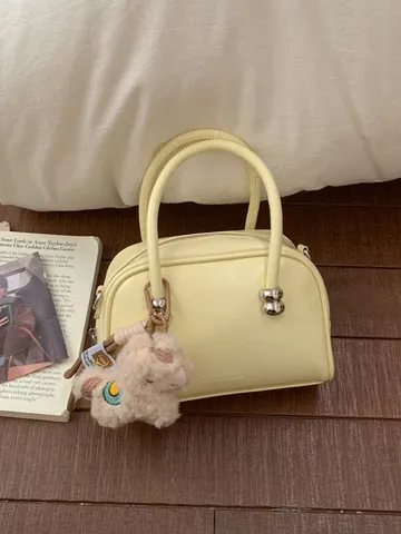 Nuevo 2026 Estilo Coreano Casual Bolso Boston de Cuero PU para Mujer Color Caramelo Sólido Bolso de Mano Almohada Bandoulière Con Colgante