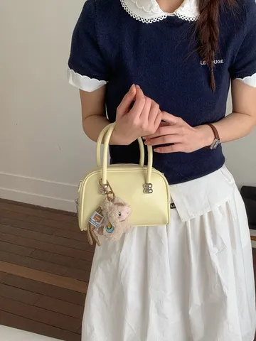 Nuevo 2026 Estilo Coreano Casual Bolso Boston de Cuero PU para Mujer Color Caramelo Sólido Bolso de Mano Almohada Bandoulière Con Colgante