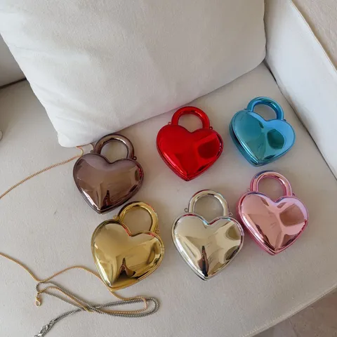 Herzförmige Acryl Spiegel Abendtasche Für Damen Nische Chic Handtasche Mit Rundem Griff Und Abnehmbarer Metall Kette