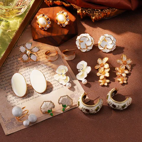 Boucles d'Oreilles Clous Fleur en Émail Blanc Vintage Français pour Femme Tige en Argent Sterling 925 Perle Artificielle Strass