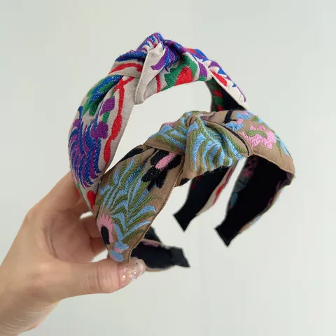 Serre-tête en Tissu Noué Bohème pour Femmes Broderie Florale Ethnique Rétro Bandeau Large pour Cheveux Accessoire Chic de Voyage