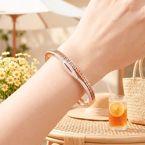 Bracciale Rigido in Acciaio Inossidabile Retrò Occidentale per Donna Oro Oro Rosa Motivo Greca Intarsiato con Strass Gioielli di Moda