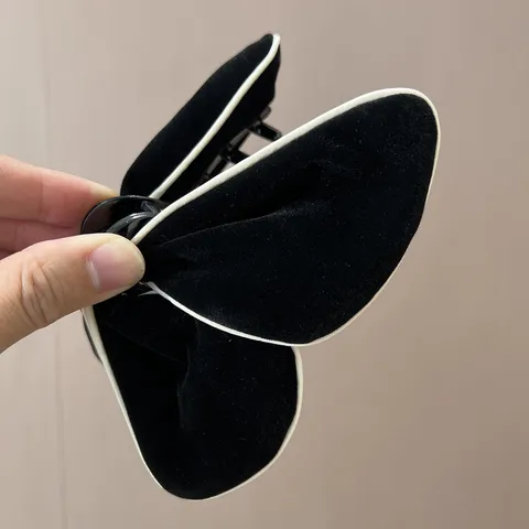 Elegant Butterfly Flocking Hair Claw Velvet Contrast Color Shark Clip Autumn Winter Fashion Hair Accessories For Women Hair Grips