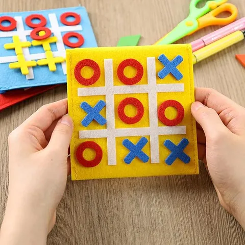 Jeu de Société Tic-Tac-Toe en Feutre Portable pour Enfants Adultes Mini Ensemble de Jeu de Stratégie Avec Sac de Rangement en Velcro Cadeaux de Fête Jouet Puzzle Éducatif