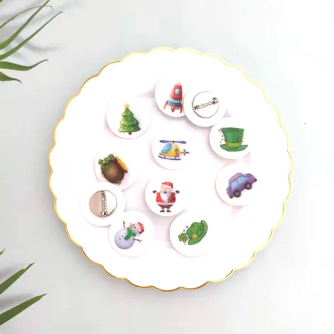 Broche en Feutre Créative Amusante Sapin de Noël Père Noël Bonhomme de Neige Badge Dessin Animé Trèfle Véhicule Épingle pour Sac à Dos Étudiants Cadeau