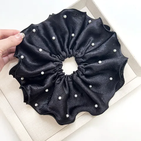 Chouchou Large en Satin Plissé Élégant Français Avec Perles Artificielles Fait à la Main Texture Soie Élastique Cheveux Oversize Femme