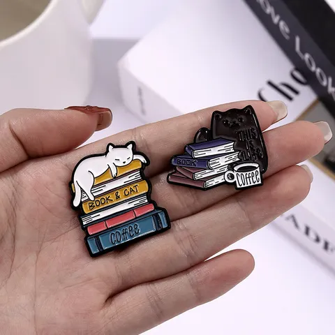 Süße Cartoon Katze Buch Kaffee Emaille Brosche Pin Set Design Vielseitige Legierung Abzeichen Pins Für Kleidung Rucksack Dekoration Schmuck Geschenke Für Herren Damen