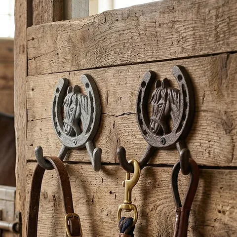 European Retro Cast Iron Horse Head Horseshoe Double Hook Wall Mounted Coat Hat Rack Rustic Industrial Decorative Wall Hanger