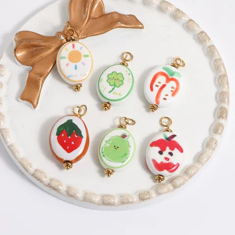 Cartoon Frucht Keramik Oval Charms Für DIY Schmuckherstellung Bemalte Erdbeere Sonne Karotte Vierblättriges Kleeblatt Keramik Anhänger Zubehör