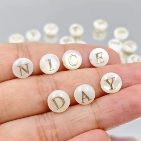 Natürliche Süßwassermuschel Flache Perlen Heißgeprägte Buchstaben Lose Perlen DIY Halskette Armband Schmuckzubehör