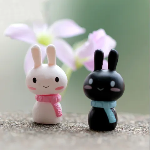 Mini Figurine de Lapin en Résine Mignon Couple Écharpe Lapins Ornement de Bureau pour Micro Paysage de Mousse Terrarium Décor de Vase en Verre